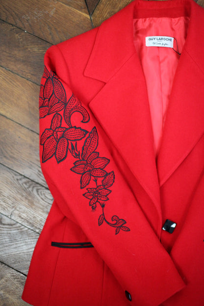 vêtements vintage créateurs années 80 veste blazer laine rouge broderies fleurs Guy Laroche ekinox vintage friperie haute couture 