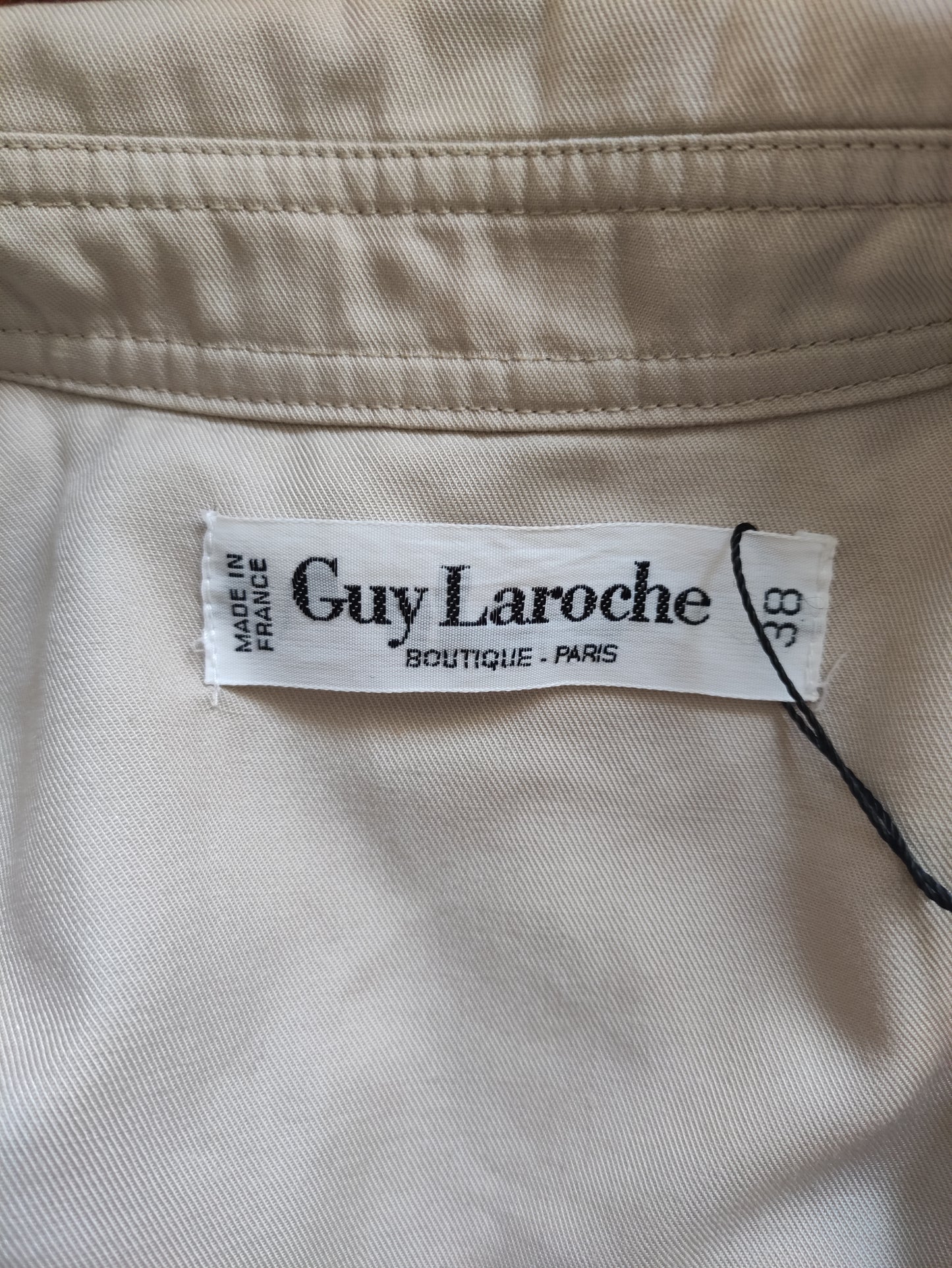 Trench beige vintage Guy Laroche friperie seconde main vêtements vintage créateurs haute couture luxe ekinox vintage