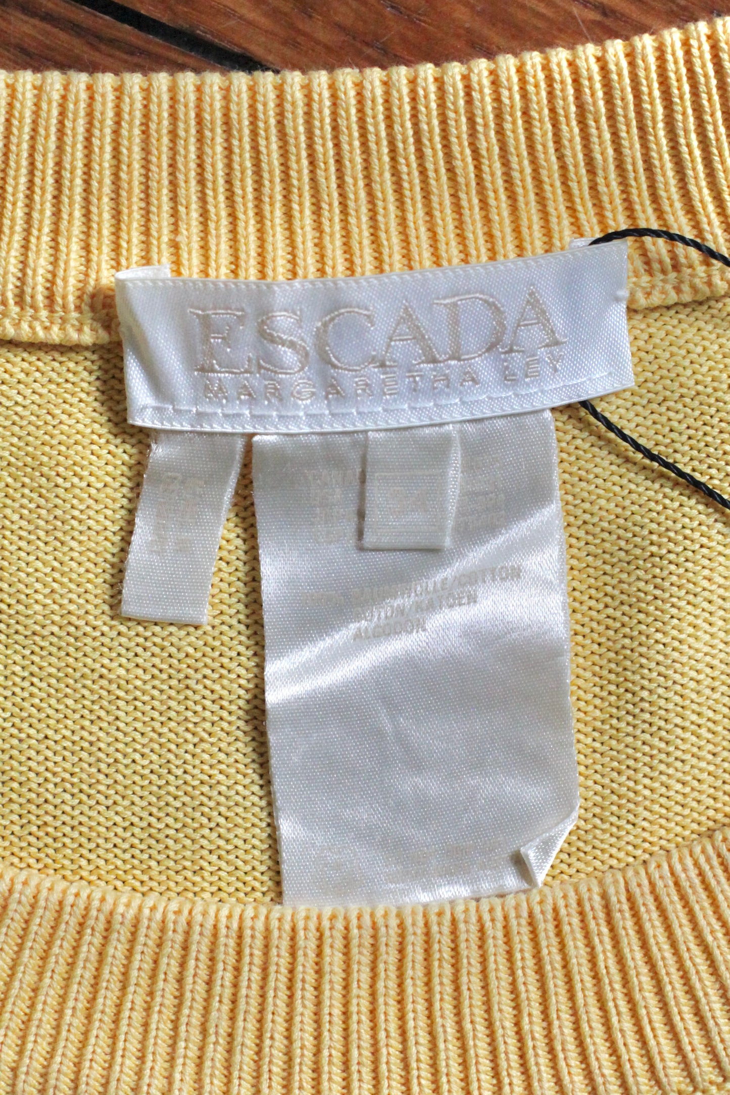 Pull jaune motifs koalas Escada