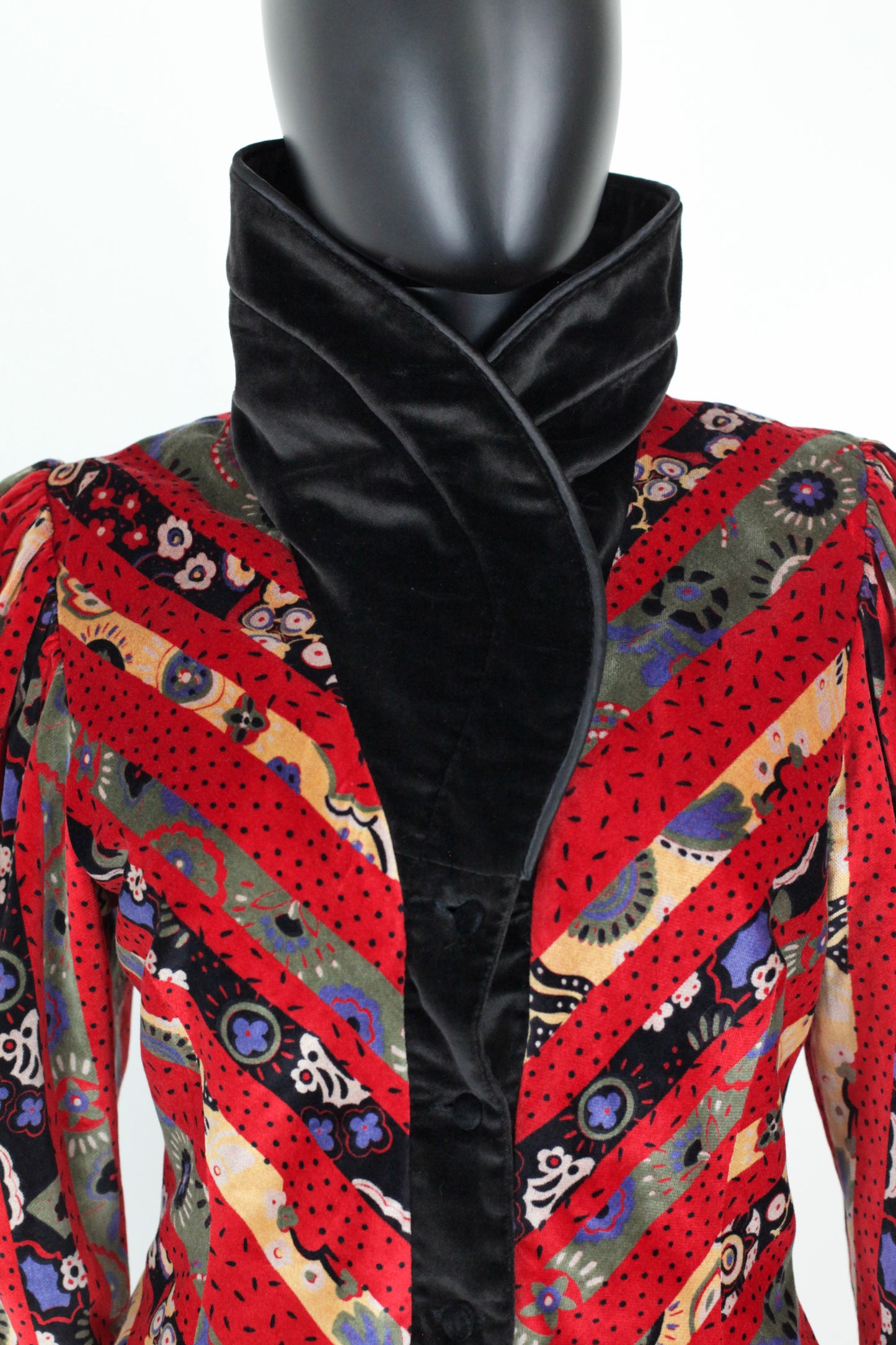 Veste chacok vintage velours multicolore Ekinox vintage vêtement vintage de grands couturiers créateurs seconde main luxe haute couture slow fashion