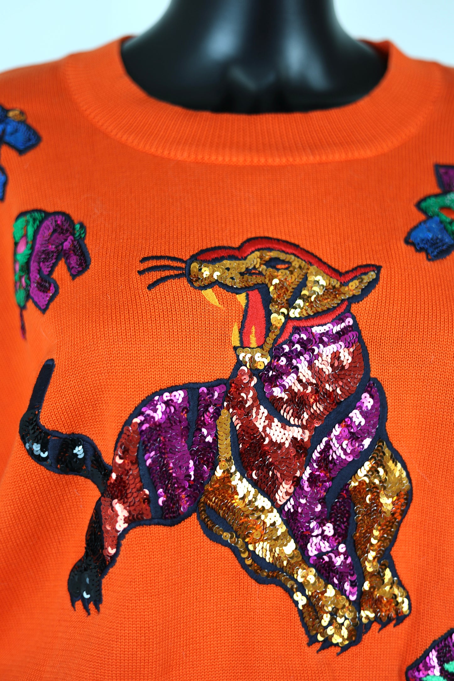 Pull orange broderies animaux en sequins Escada