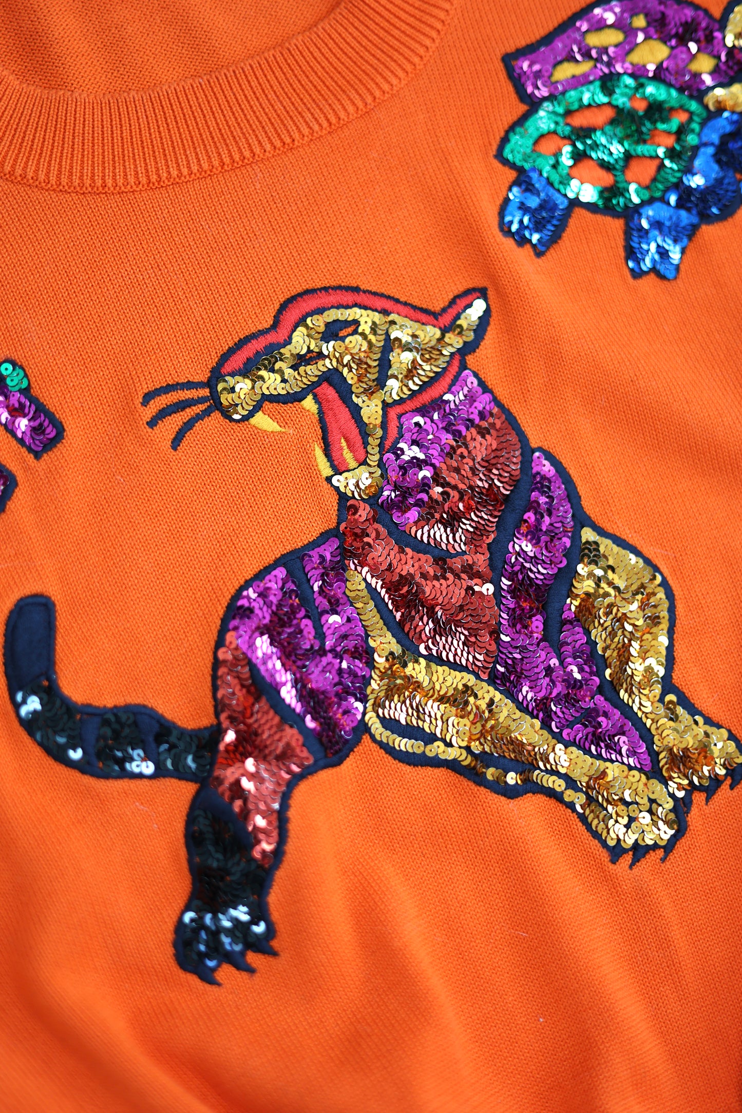 Pull orange broderies animaux en sequins Escada