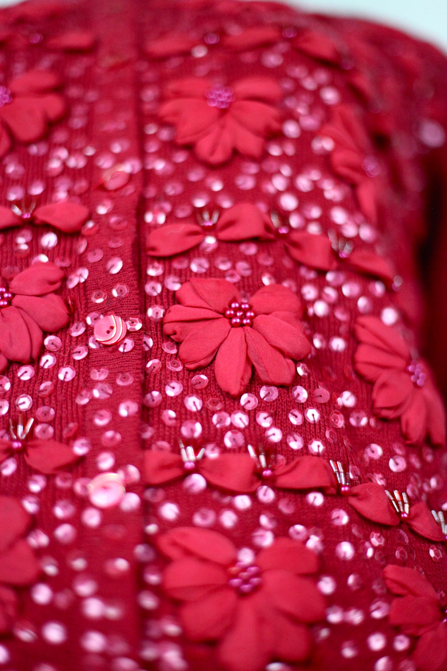 Gilet rouge à broderies fleurs et perles Fuego