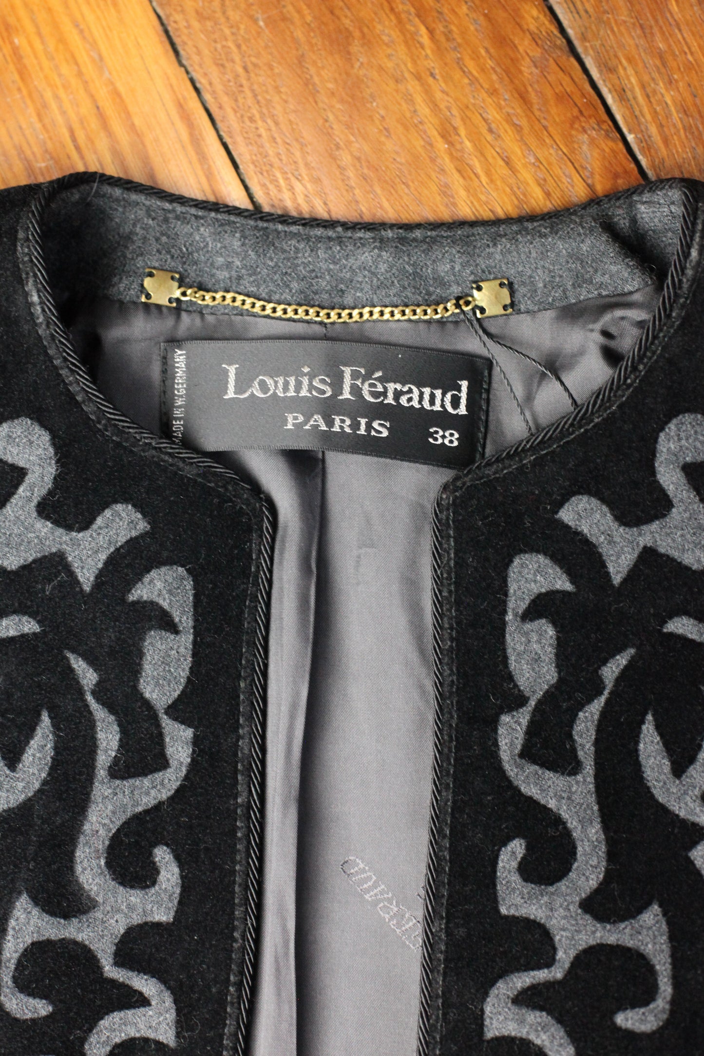 Veste blazer vintage Louis Féraud gris laine motifs baroques Ekinox vintage vêtement vintage de grands couturiers créateurs seconde main luxe haute couture