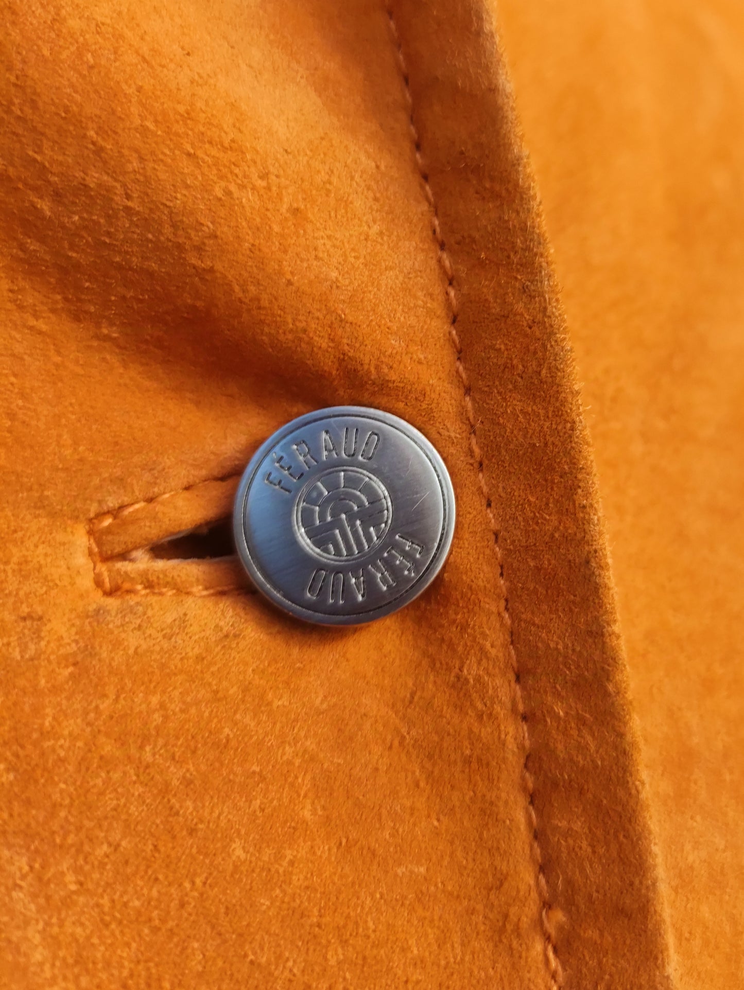 Veste vintage Louis Féraud daim orange friperie de luxe seconde main vêtements vintage créateurs haute couture ekinox vintage