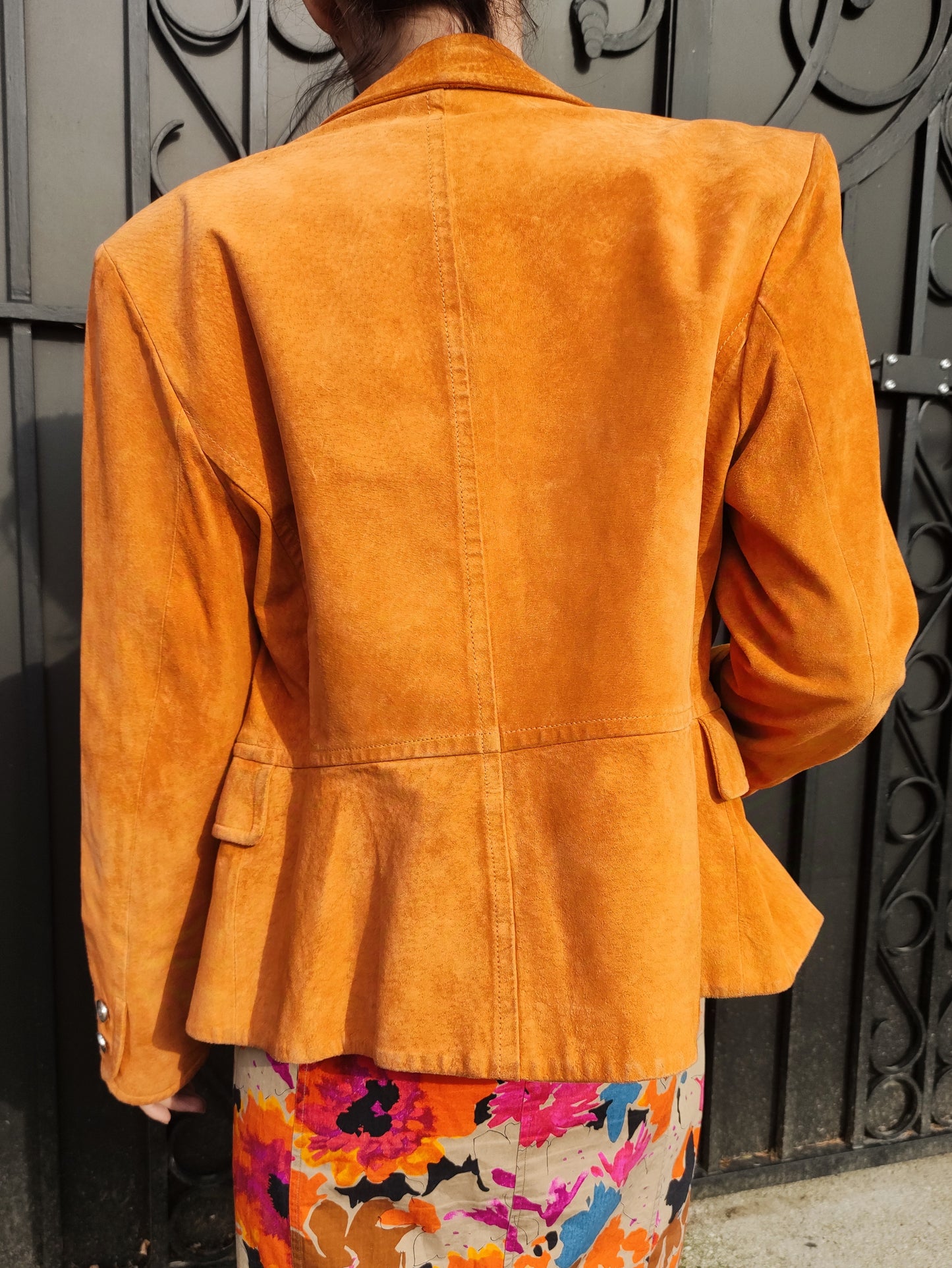 Veste vintage Louis Féraud daim orange friperie de luxe seconde main vêtements vintage créateurs haute couture ekinox vintage